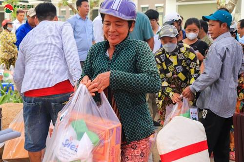 Trần Anh Group trao tặng 200 phần quà đến những gia đình khó khăn tại Tp. Châu Đốc